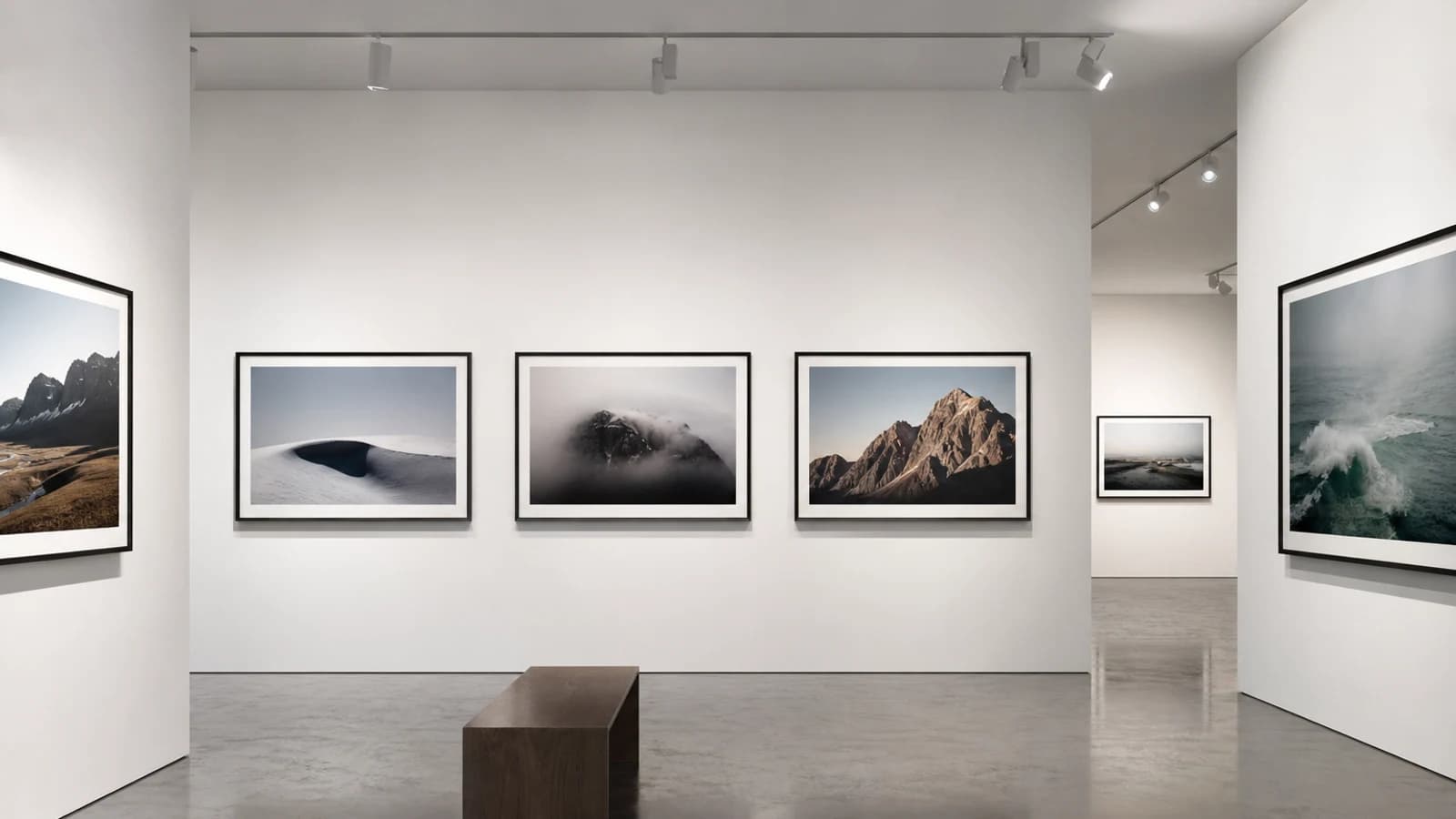 Moderne Galerie mit gerahmten Fotografien in limitierter Edition, elegant präsentiert.